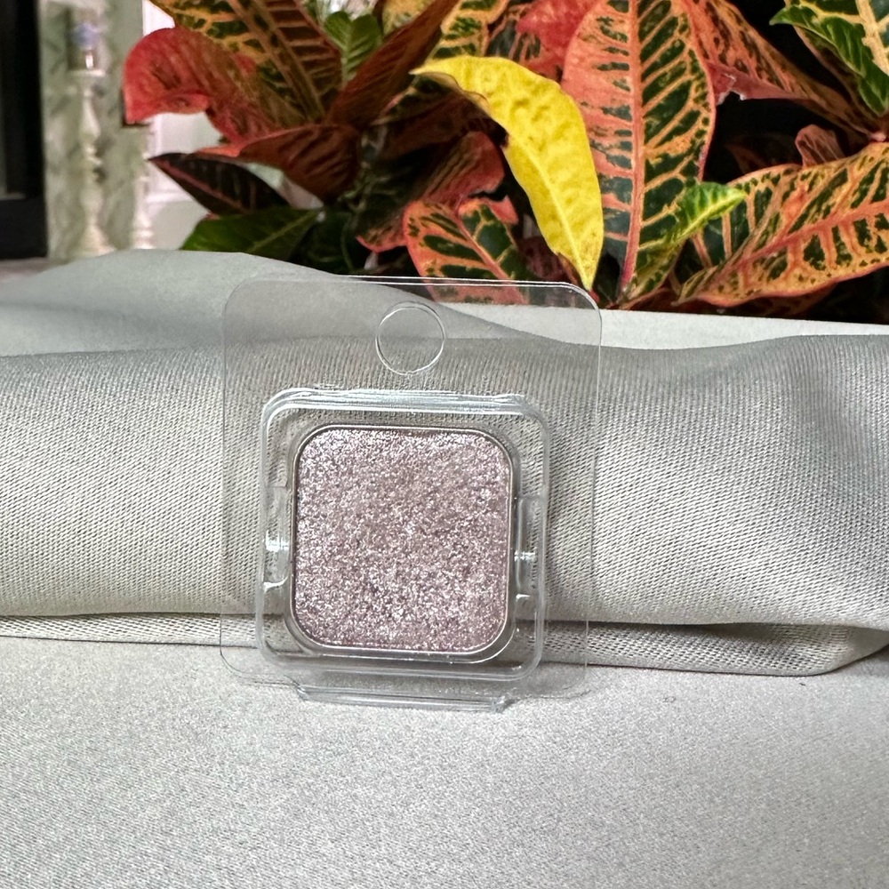 Seint shimmer eyeshadow in Venus